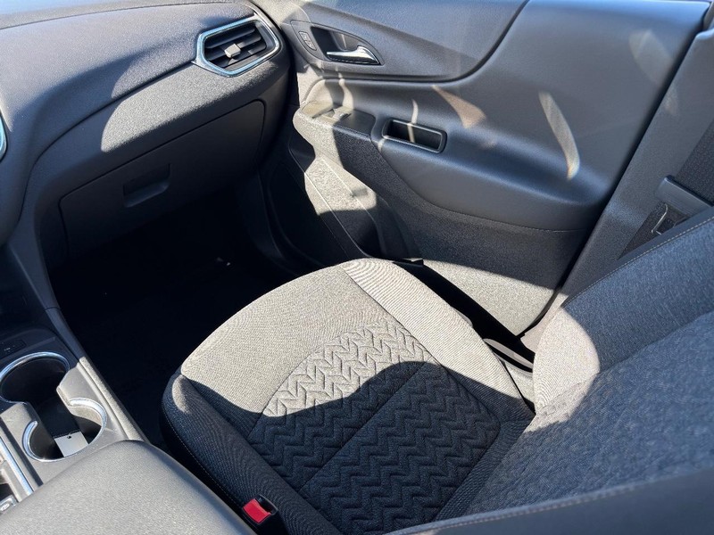 Chevrolet Equinox Vehicle Image 16