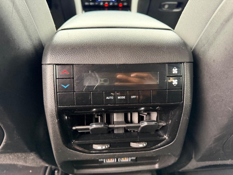 Jeep Grand Cherokee L Vehicle Image 09