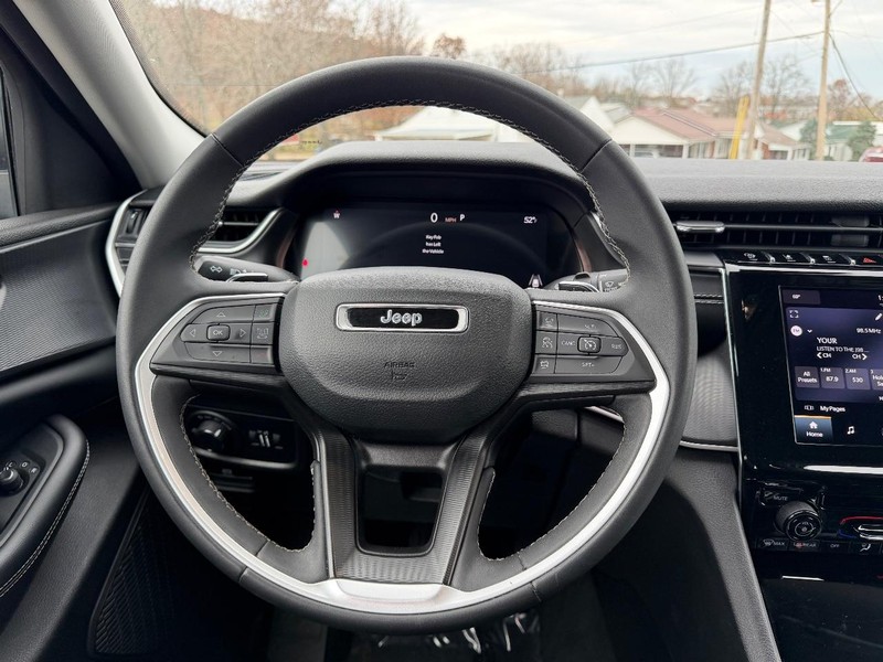 Jeep Grand Cherokee L Vehicle Image 11