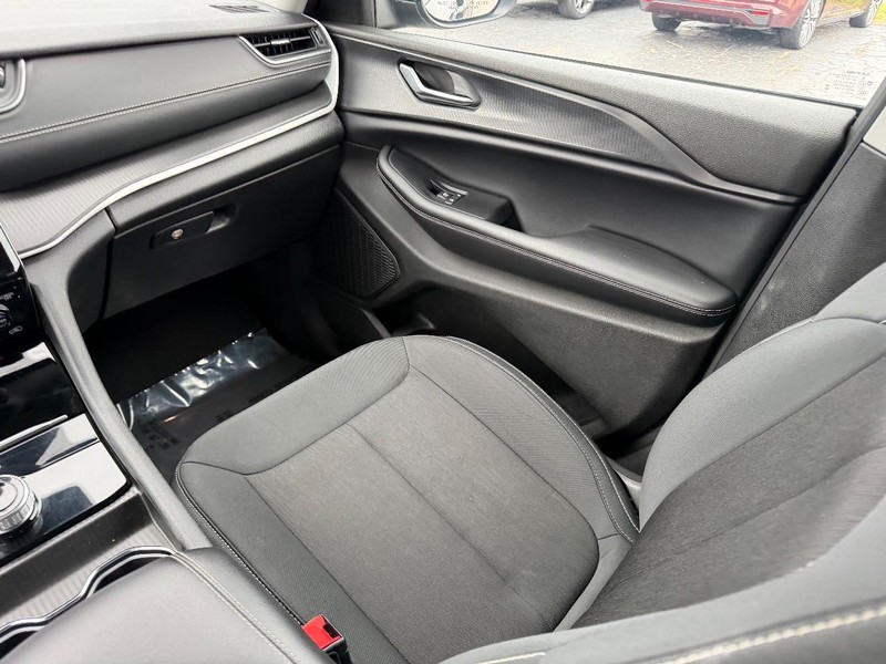 Jeep Grand Cherokee L Vehicle Image 17