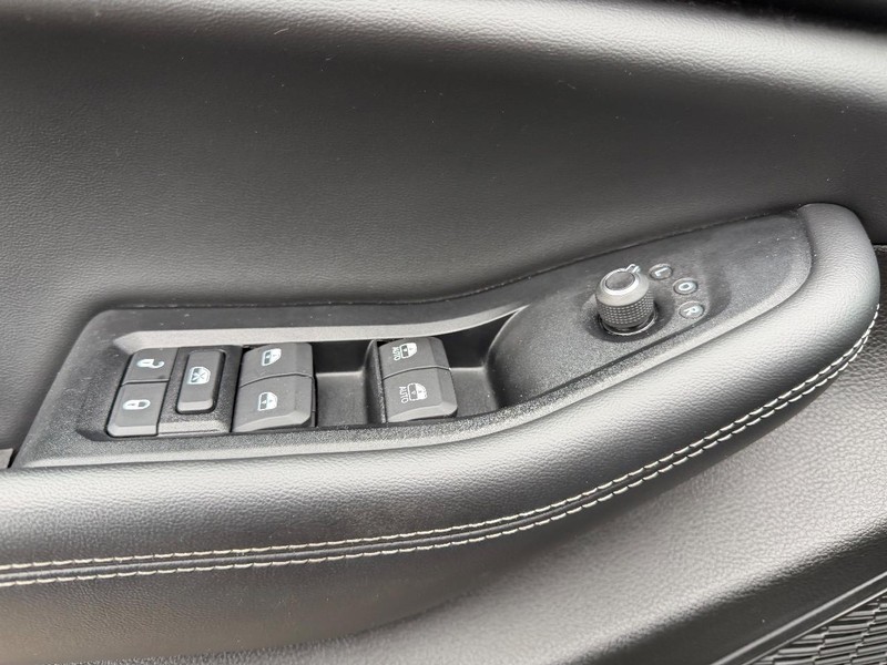 Jeep Grand Cherokee L Vehicle Image 18