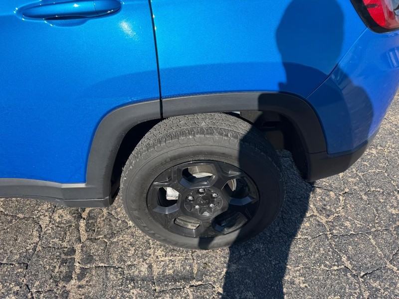 Jeep Compass Vehicle Full-screen Gallery Image 06