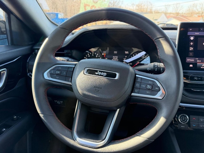 Jeep Compass Vehicle Full-screen Gallery Image 09