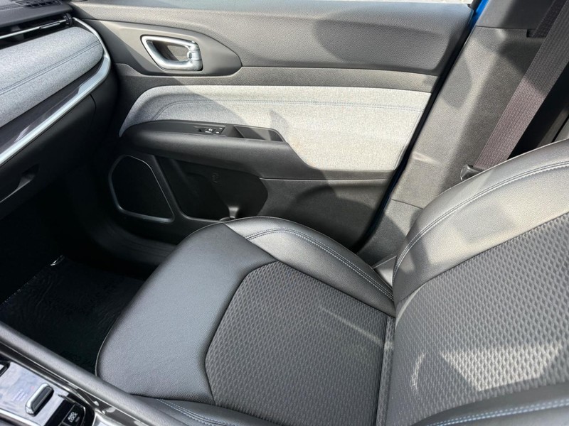 Jeep Compass Vehicle Image 21