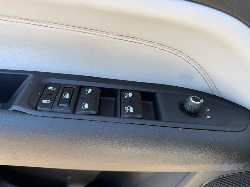 Jeep Compass Vehicle Image 16