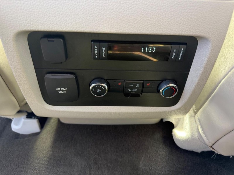 Lincoln Navigator Vehicle Image 10