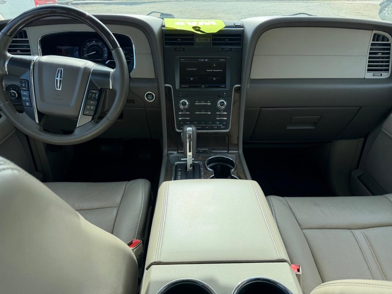 Lincoln Navigator Vehicle Image 12