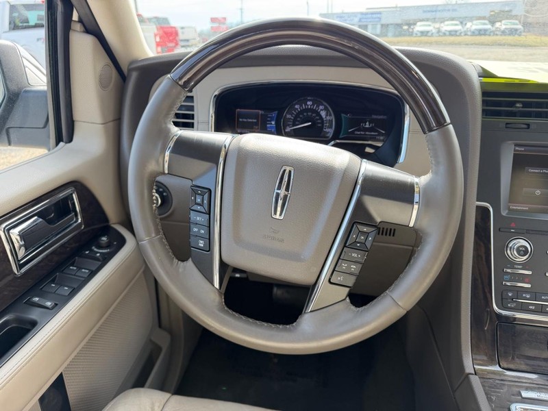 Lincoln Navigator Vehicle Image 13