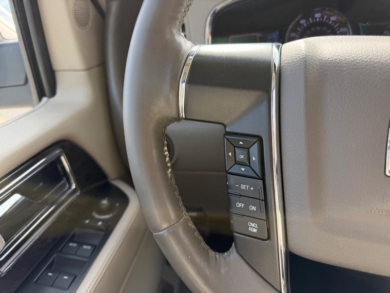 Lincoln Navigator Vehicle Image 14