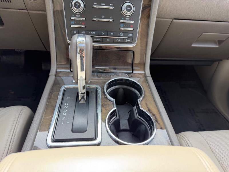 Lincoln Navigator Vehicle Image 18