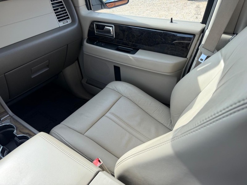 Lincoln Navigator Vehicle Image 19