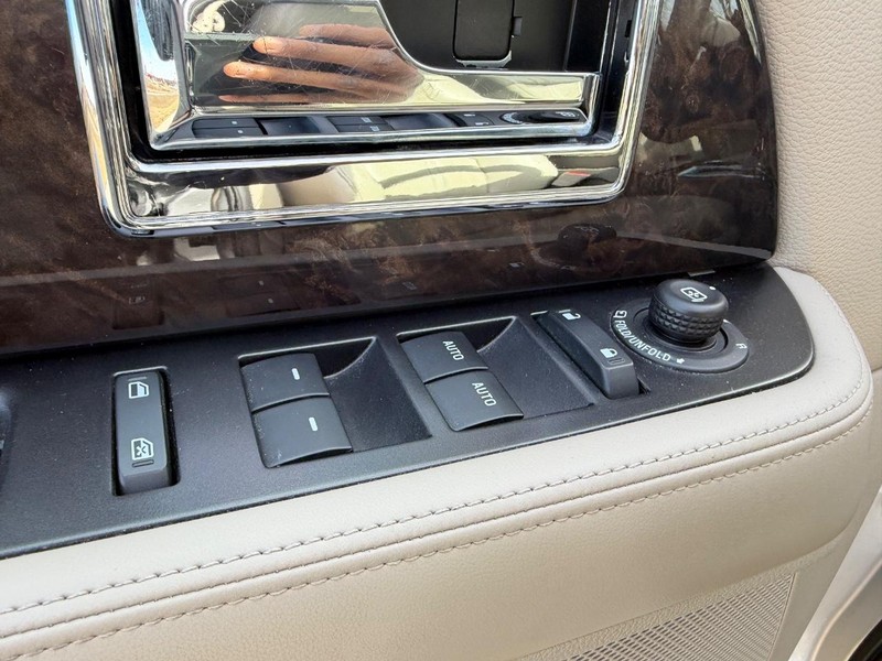 Lincoln Navigator Vehicle Image 20