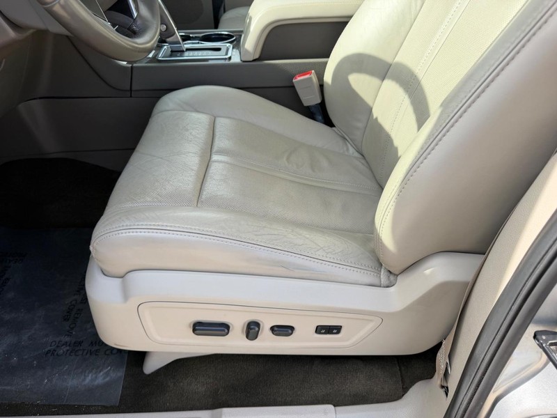 Lincoln Navigator Vehicle Image 21