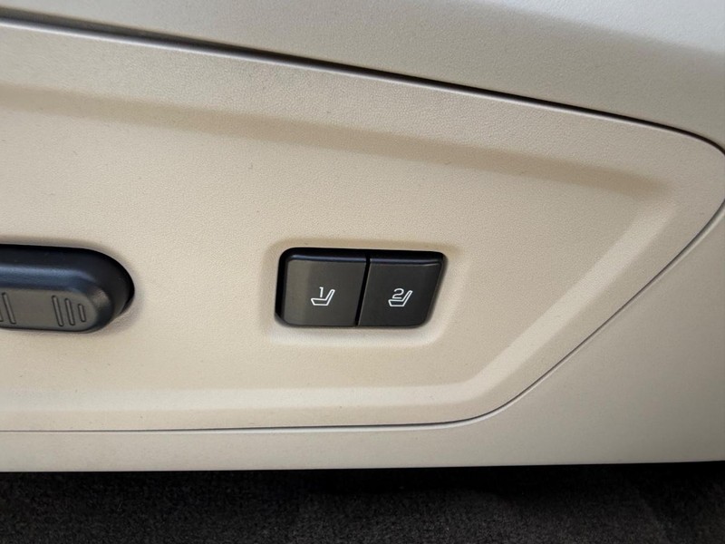 Lincoln Navigator Vehicle Image 22