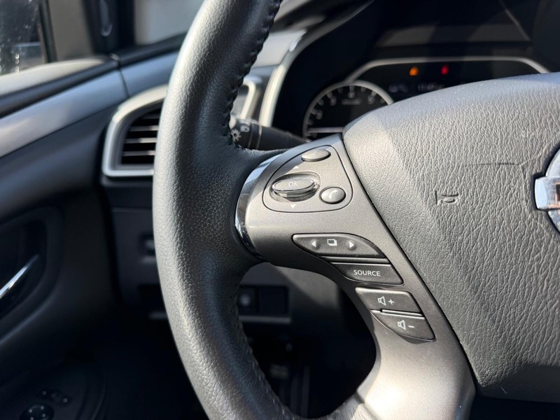 Nissan Murano Vehicle Image 10