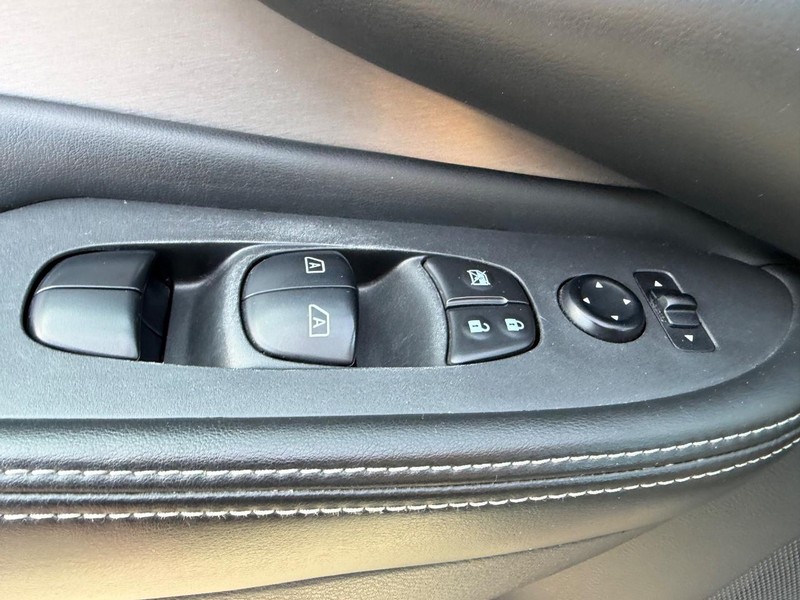 Nissan Murano Vehicle Image 16