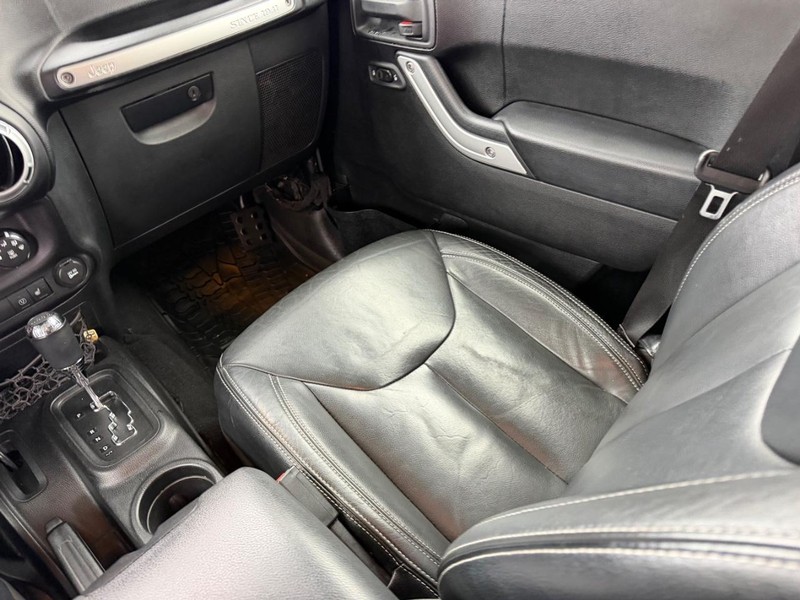 Jeep Wrangler Unlimited Vehicle Image 15