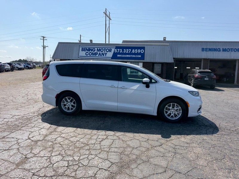 Chrysler Pacifica Vehicle Image 02