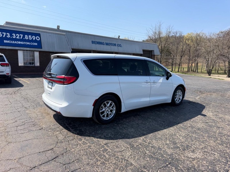 Chrysler Pacifica Vehicle Image 03