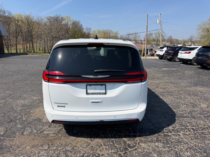 Chrysler Pacifica Vehicle Image 04