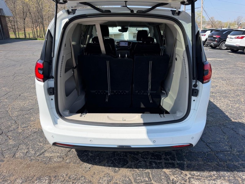 Chrysler Pacifica Vehicle Image 05