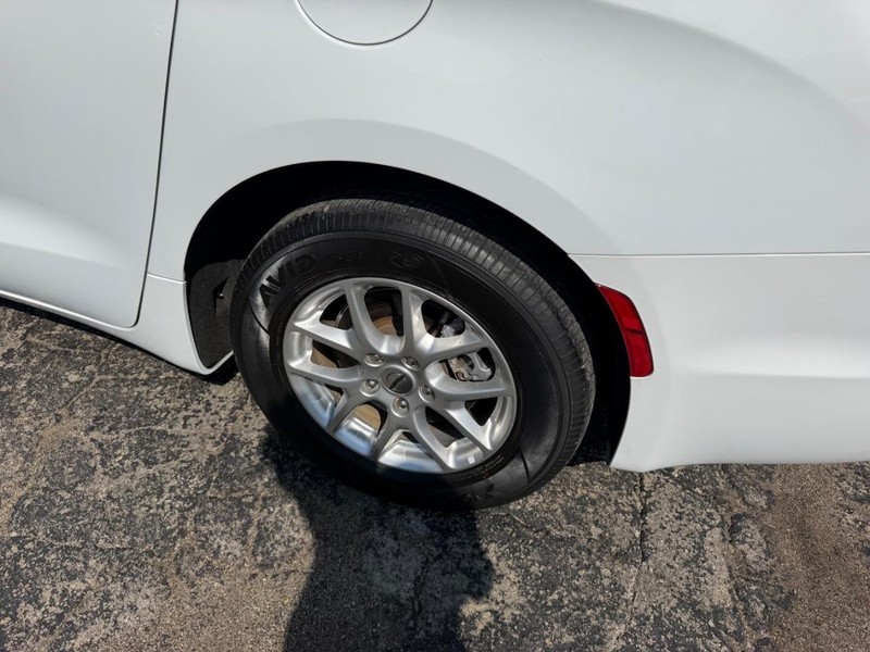 Chrysler Pacifica Vehicle Image 07