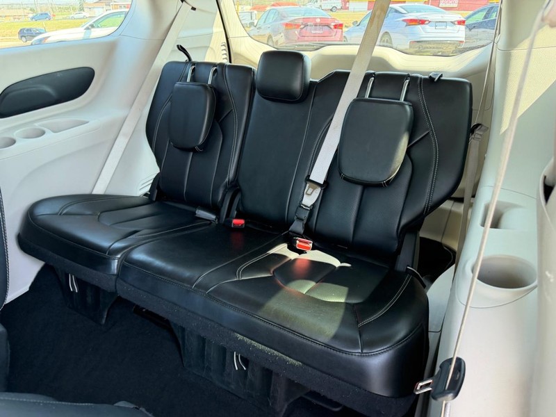 Chrysler Pacifica Vehicle Image 08