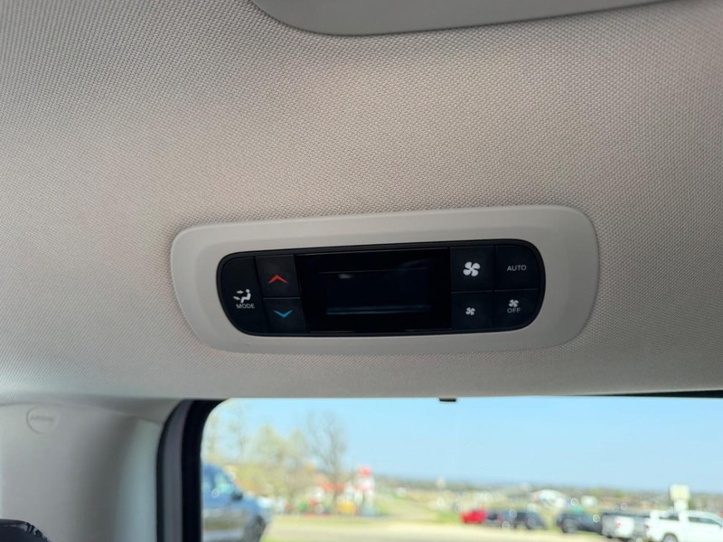 Chrysler Pacifica Vehicle Image 10