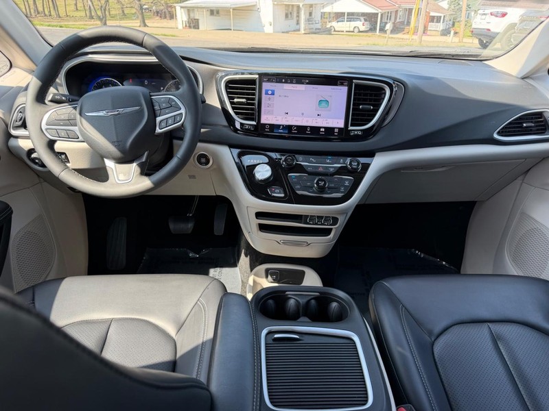 Chrysler Pacifica Vehicle Image 11