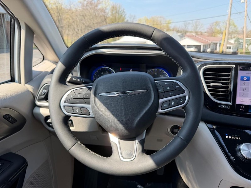 Chrysler Pacifica Vehicle Image 12