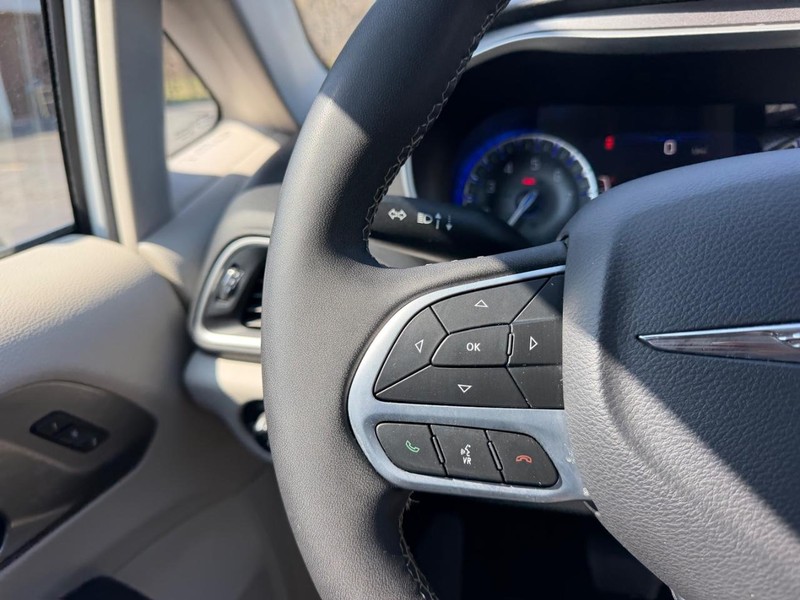 Chrysler Pacifica Vehicle Image 13