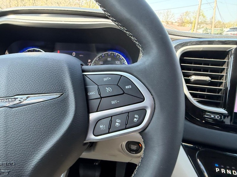 Chrysler Pacifica Vehicle Image 14