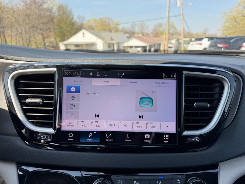 Chrysler Pacifica Vehicle Image 15