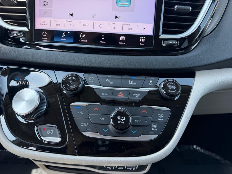 Chrysler Pacifica Vehicle Image 16