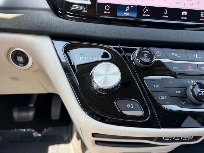 Chrysler Pacifica Vehicle Image 17