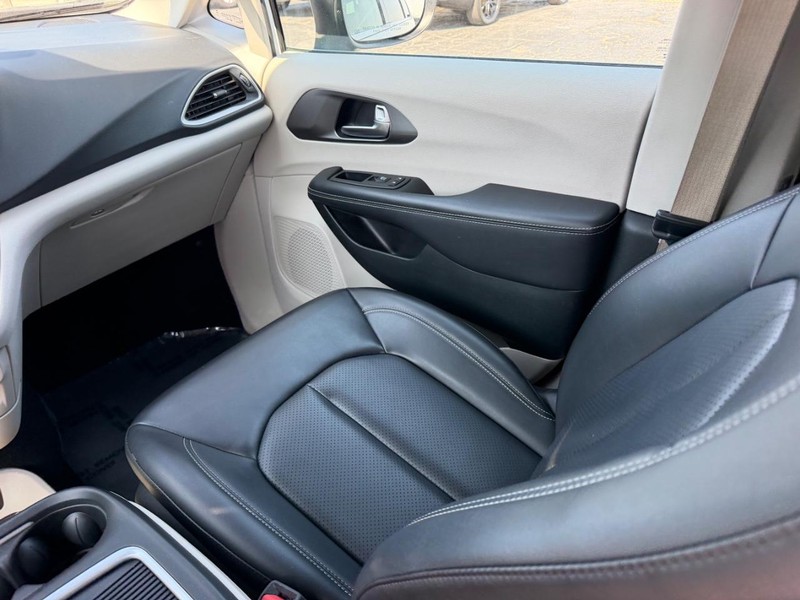 Chrysler Pacifica Vehicle Image 18