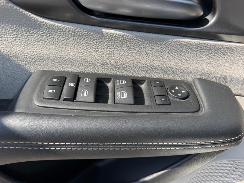 Chrysler Pacifica Vehicle Image 19