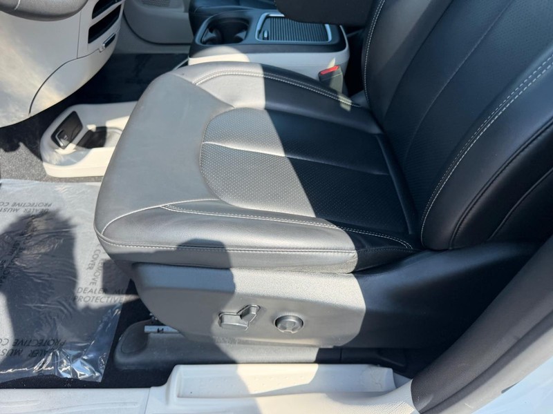 Chrysler Pacifica Vehicle Image 21