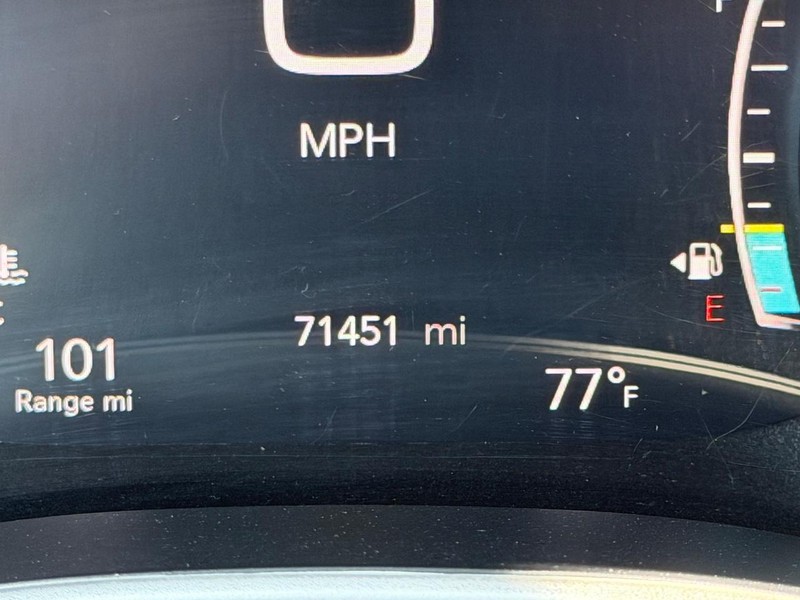 Chrysler Pacifica Vehicle Image 22