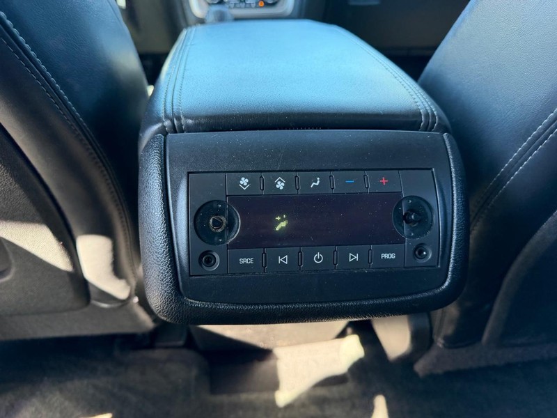 GMC Acadia Vehicle Image 11