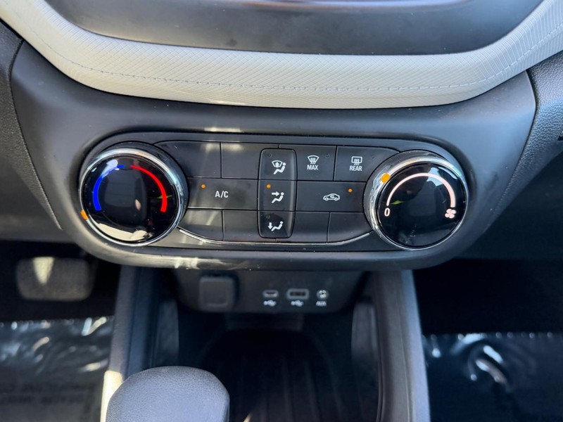 Chevrolet TrailBlazer Vehicle Image 12