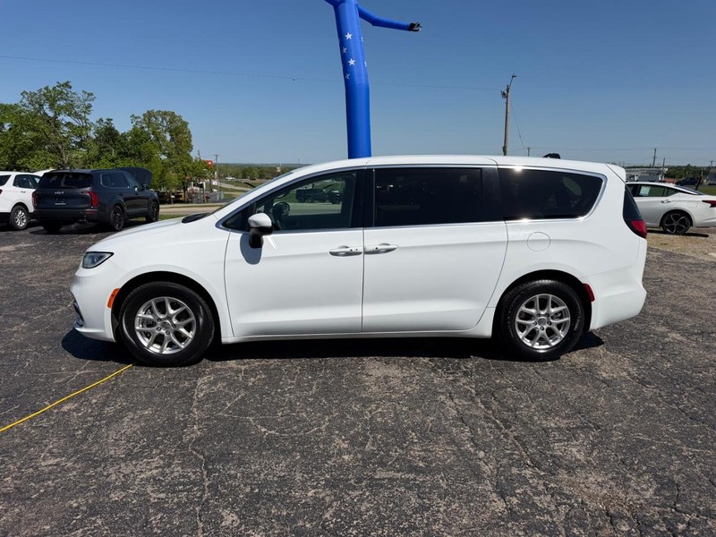 Chrysler Pacifica Vehicle Image 02