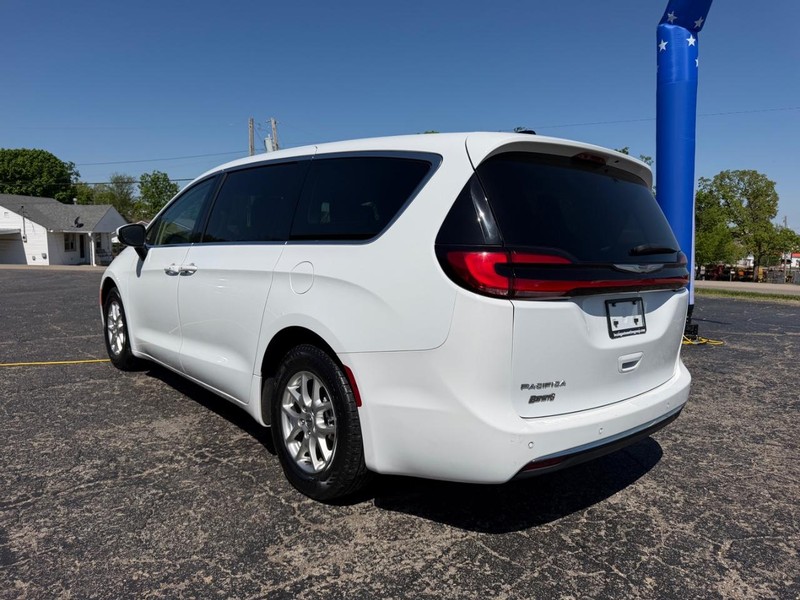 Chrysler Pacifica Vehicle Image 03