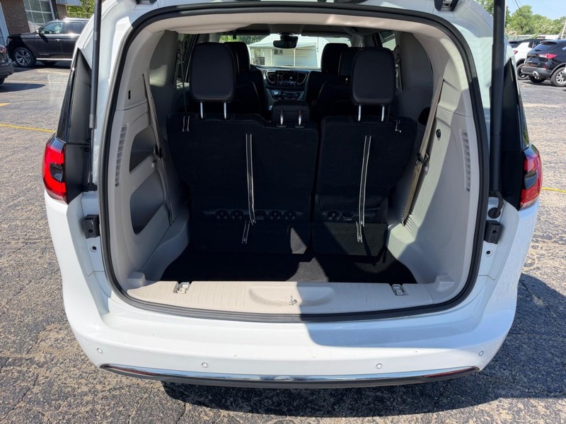 Chrysler Pacifica Vehicle Image 04