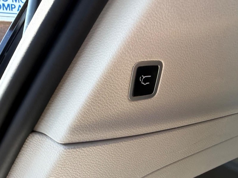 Chrysler Pacifica Vehicle Image 05