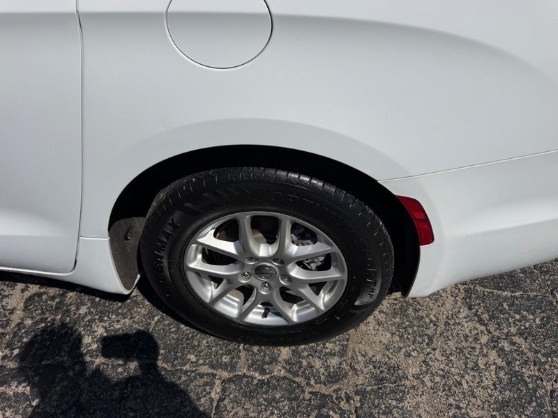 Chrysler Pacifica Vehicle Image 06