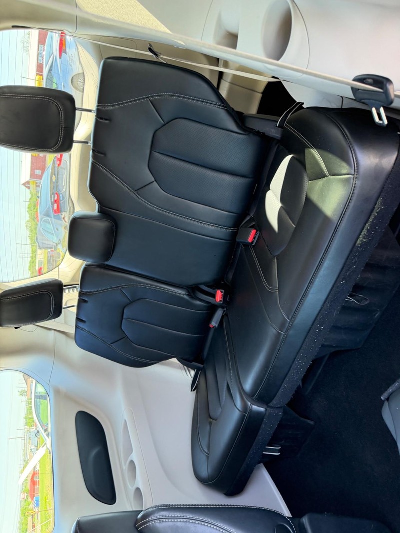 Chrysler Pacifica Vehicle Image 07