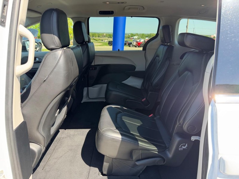 Chrysler Pacifica Vehicle Image 08