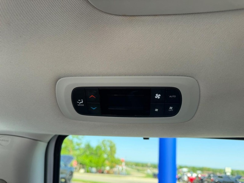 Chrysler Pacifica Vehicle Image 09