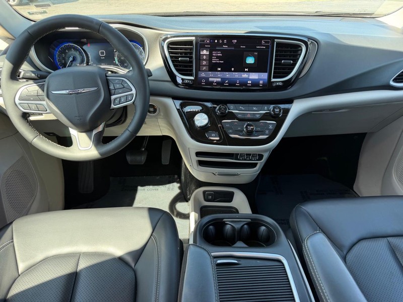 Chrysler Pacifica Vehicle Image 10